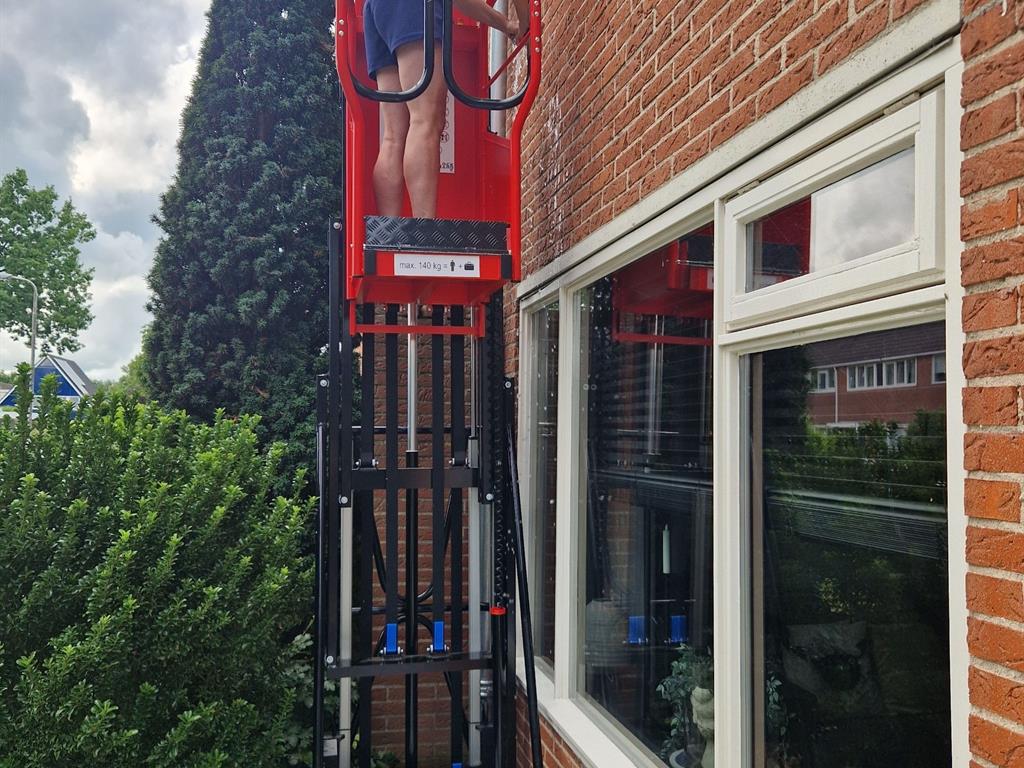 Verhuurvloot uitgebreid met compacte hoogwerkers en elektrische rolsteigerlift
